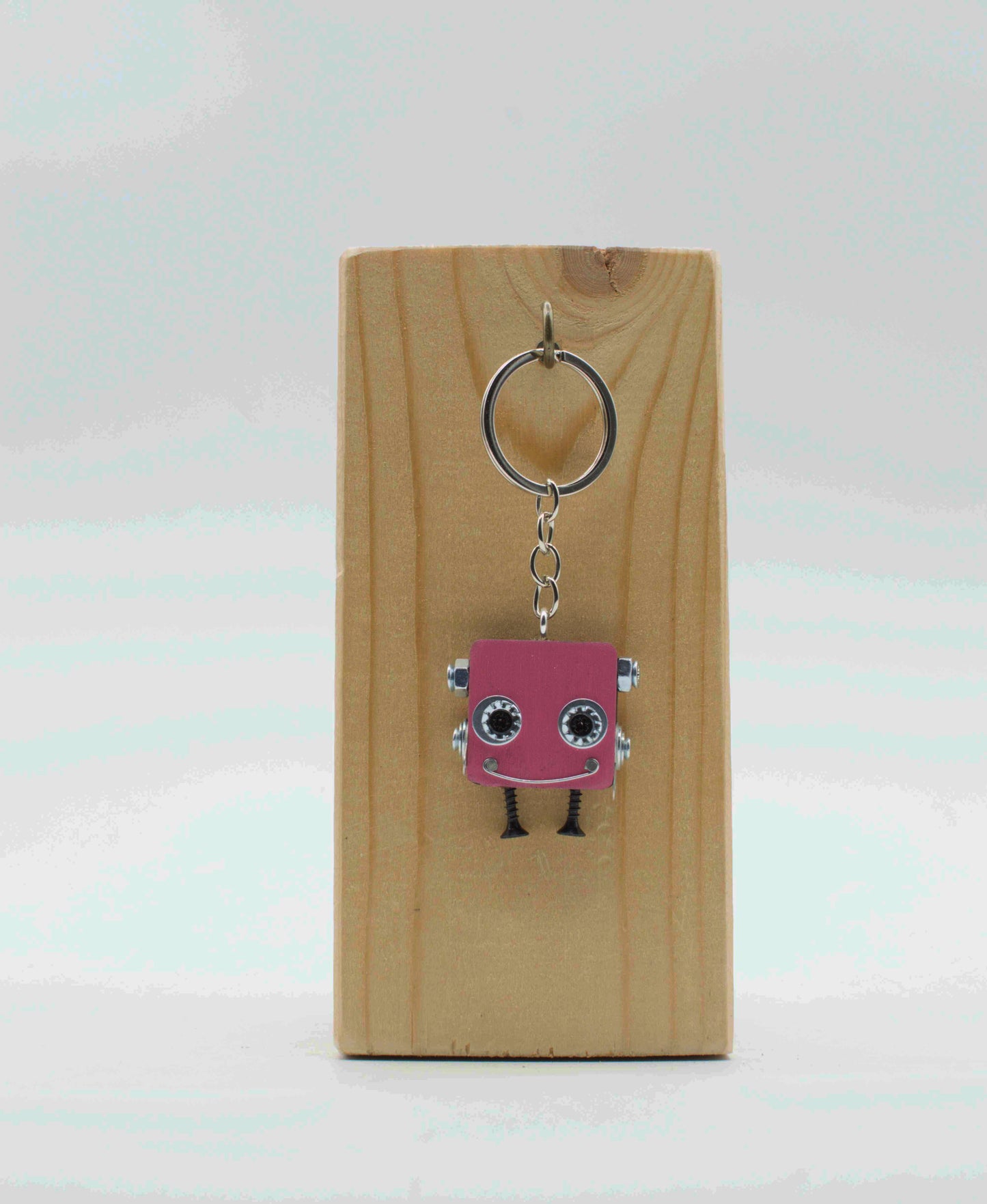 Portachiavi robot quadrato rosa con occhi e gambe argentati e anello metallico portachiavi