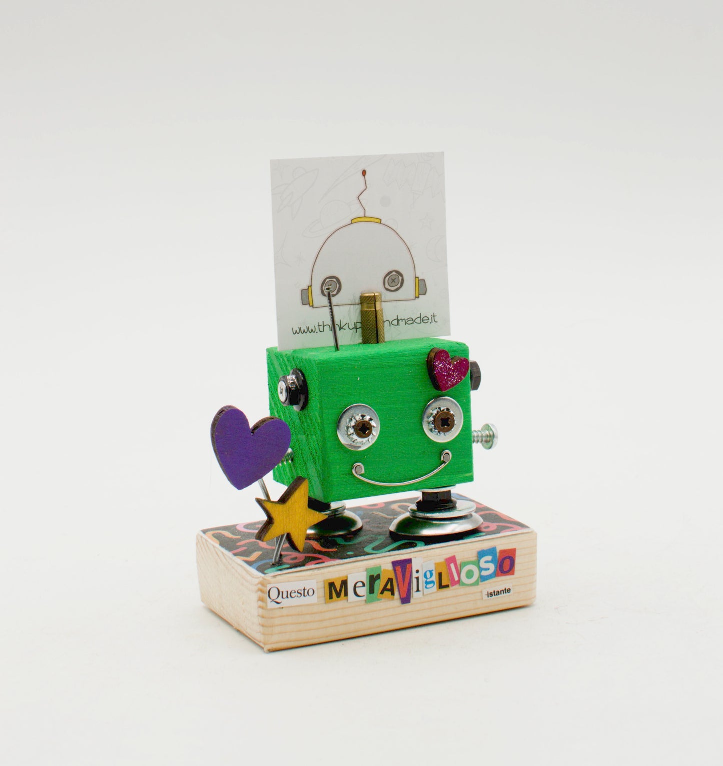 Portafoto da tavolo robot verde a forma di cubo con occhi metallici, sorriso in filo, cuore viola e stella gialla decorativi