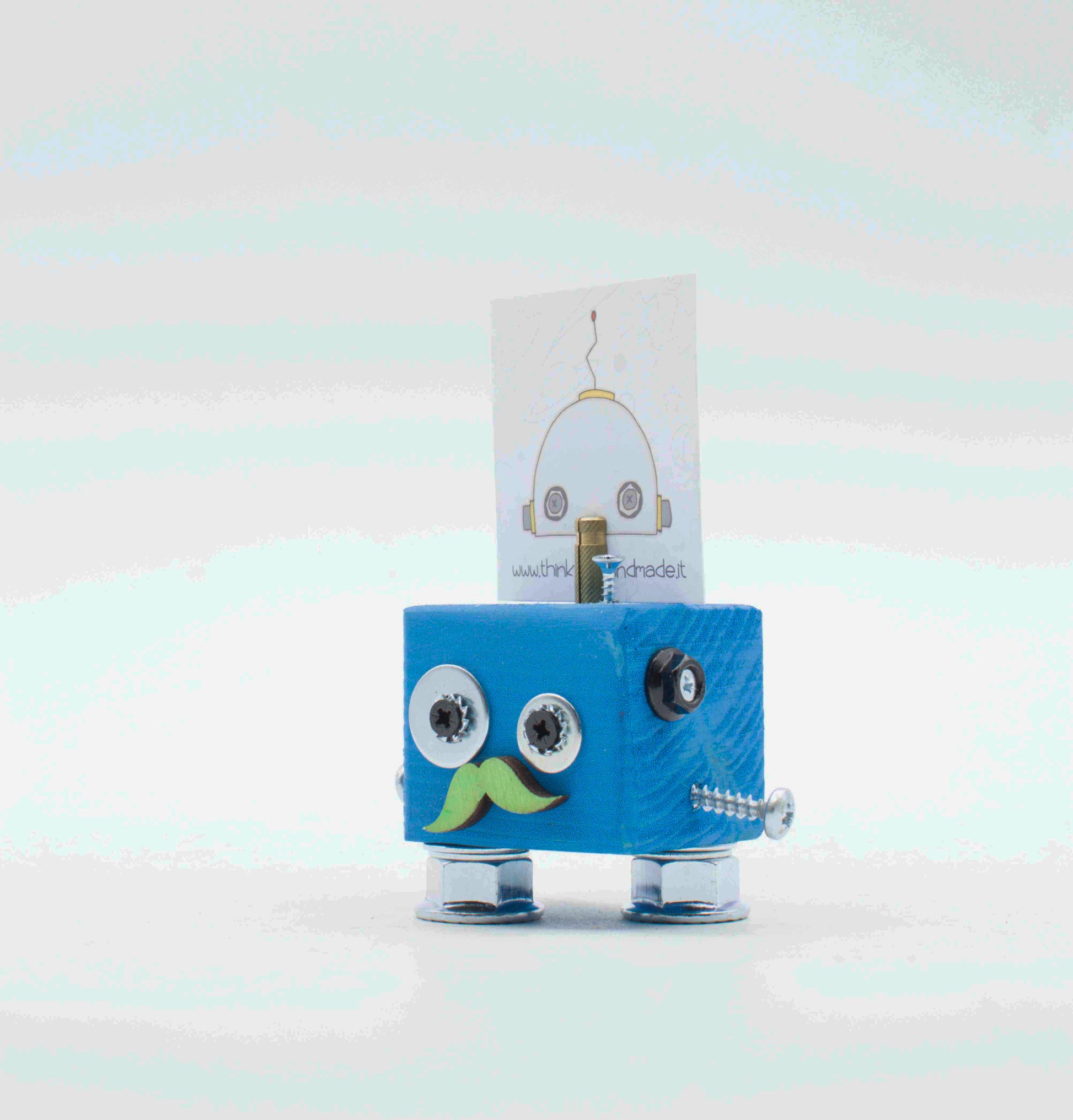 Portafoto da tavolo robot in legno fatto a mano con corpo azzurro, occhi mobili, baffi gialli e gambe metalliche argento