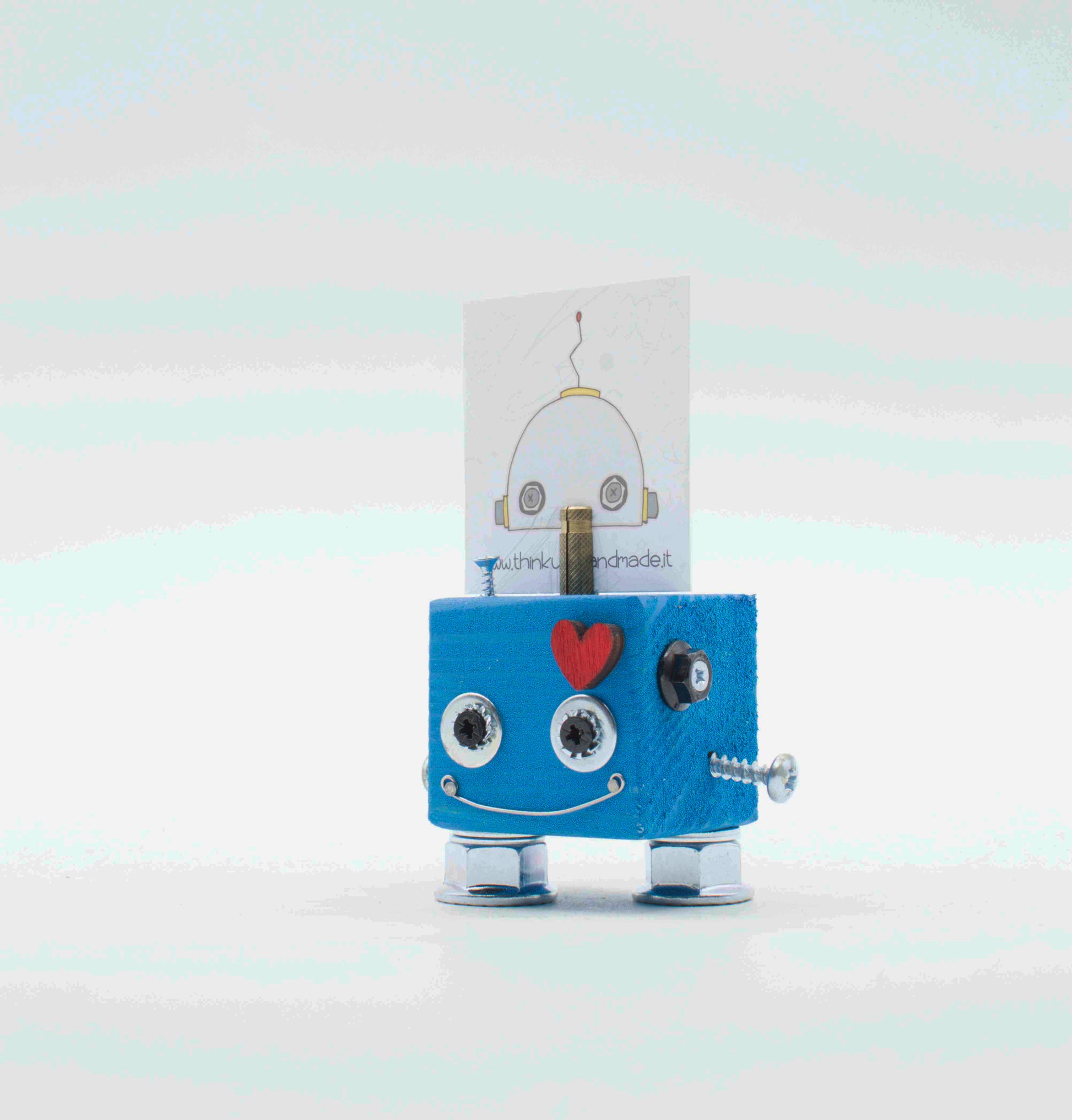 Portafoto da tavolo robot in legno azzurro con occhi mobili cuore rosa e dettagli metallici fatto a mano