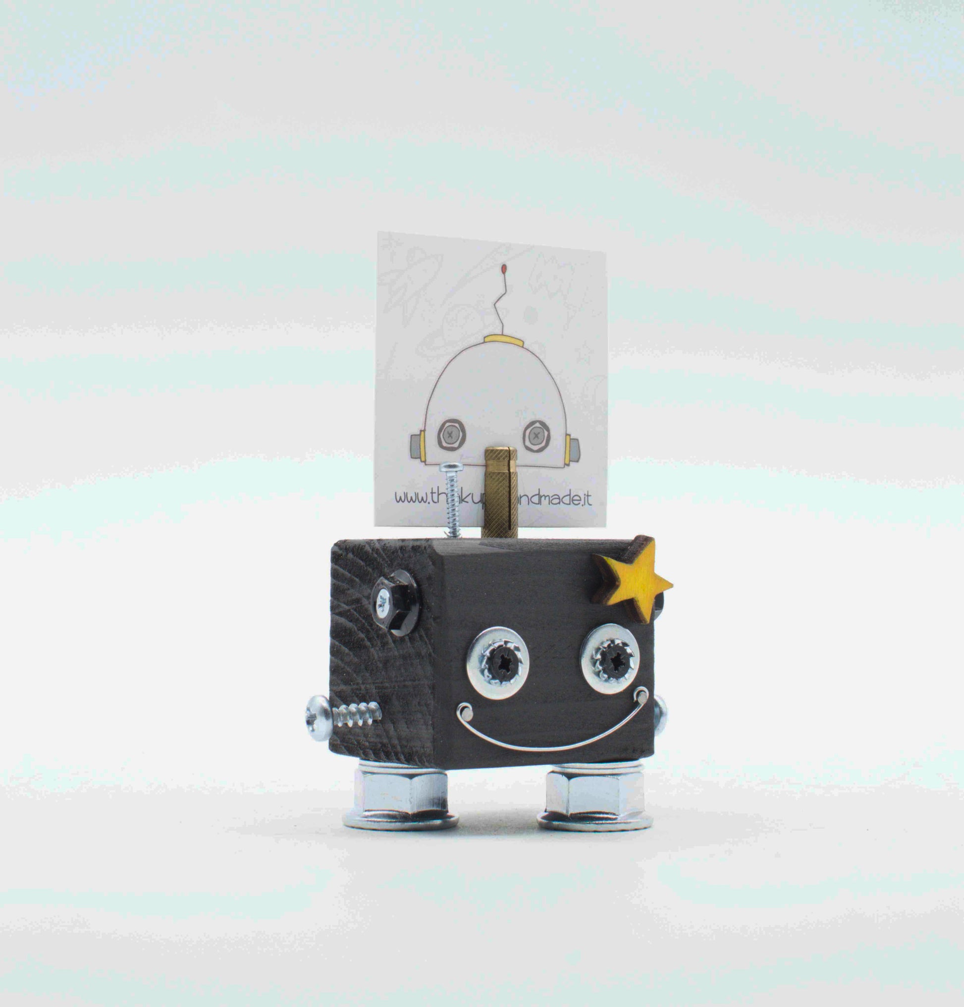 Portafoto da tavolo robot in legno grigio con occhi metallici argento sorriso e stella gialla fatto a mano