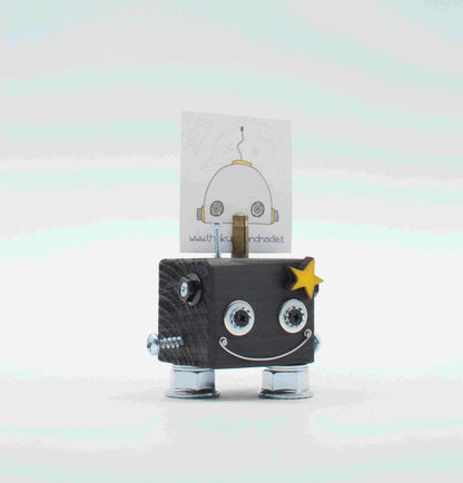 Portafoto da tavolo robot in legno grigio con occhi metallici argento sorriso e stella gialla fatto a mano