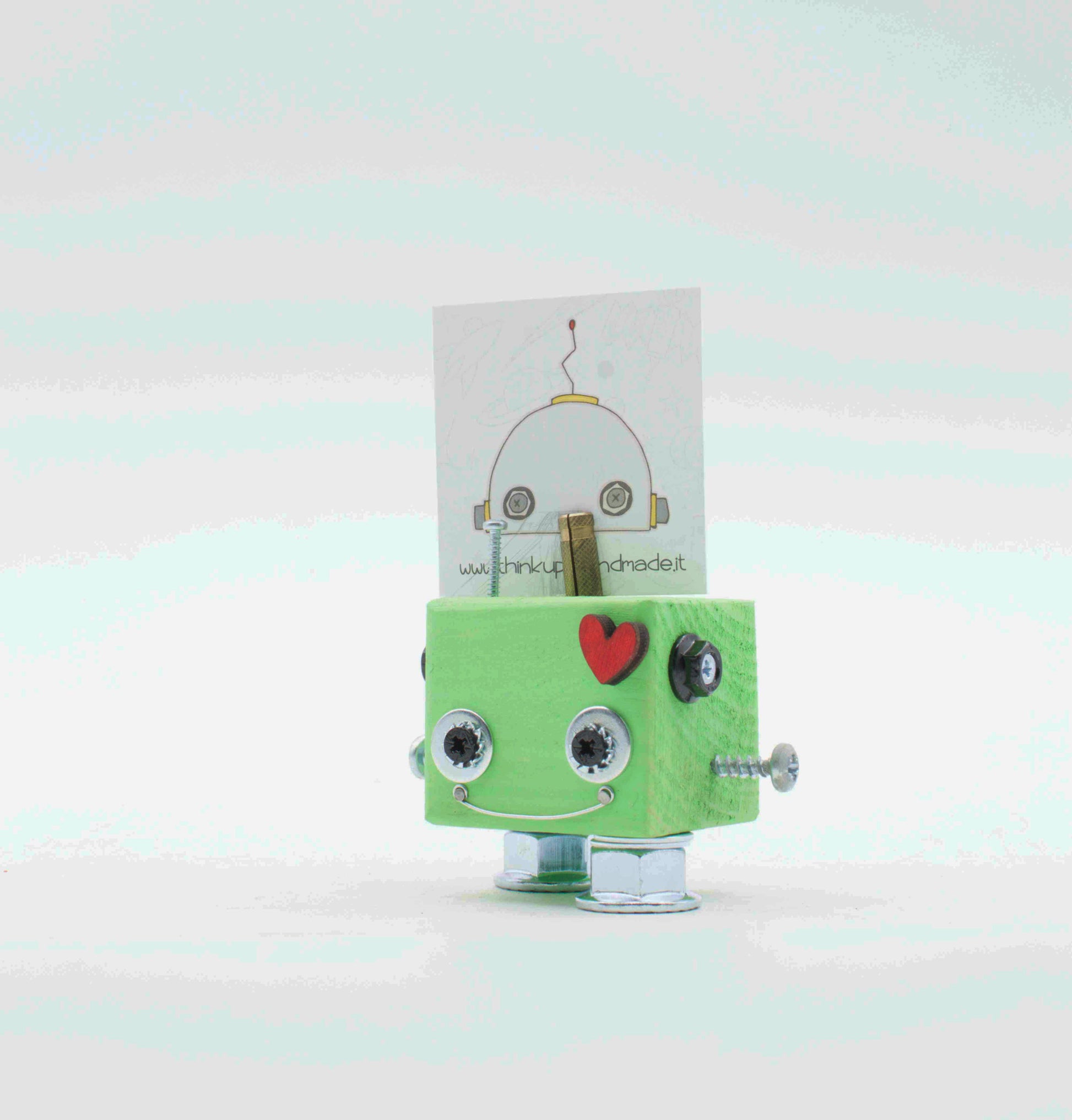 Portafoto da tavolo robot in verde pastello con occhi a vite argento cuore rosa e giunti metallici fatto a mano