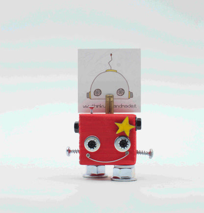Portafoto da tavolo robot rosa con occhi metallici argento, stella gialla sulla fronte e braccia a vite, segnaposto fatto a mano