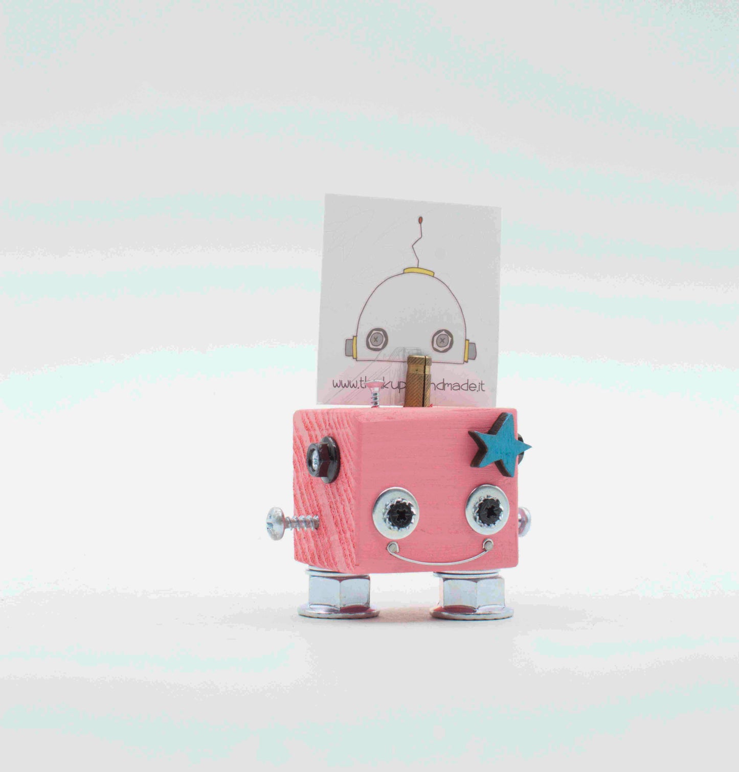 Portafoto da tavolo robot in legno rosa con occhi metallici argento, stella decorativa e gambe in plastica trasparente