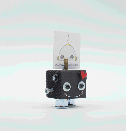 Portafoto da tavolo robot in legno grigio fatto a mano con occhi a vite argentati e cuore rosso decorativo