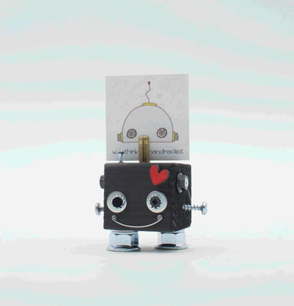 Portafoto da tavolo robot grigio a forma di cubo con occhi argentati cuore rosa e gambe metalliche fatto a mano