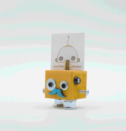 Portafoto da tavolo robot giallo a forma di cubo con occhi mobili, baffi di carta blu e accenti metallici argento fatto a mano