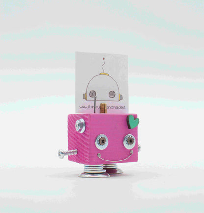 Portafoto da tavolo robot a forma di cubo rosa con occhi a vite argento sorriso e cuore verde menta sulla guancia
