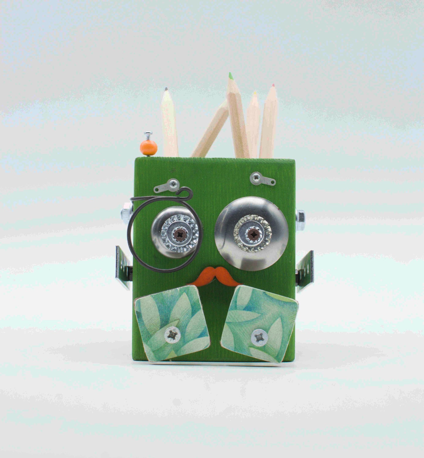 Portapenne a forma di robot fatto a mano in verde menta con occhi argentati, baffi arancioni e guance floreali quadrate
