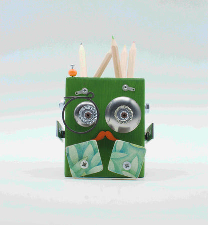 Portapenne a forma di robot fatto a mano in verde menta con occhi argentati, baffi arancioni e guance floreali quadrate
