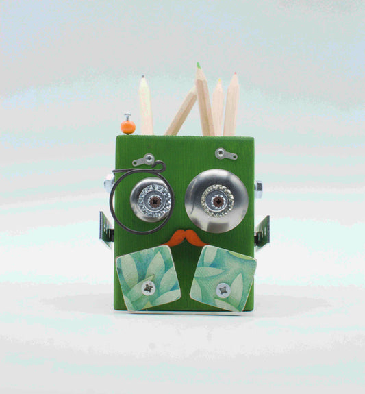 Portapenne a forma di robot fatto a mano in verde menta con occhi argentati, baffi arancioni e guance floreali quadrate