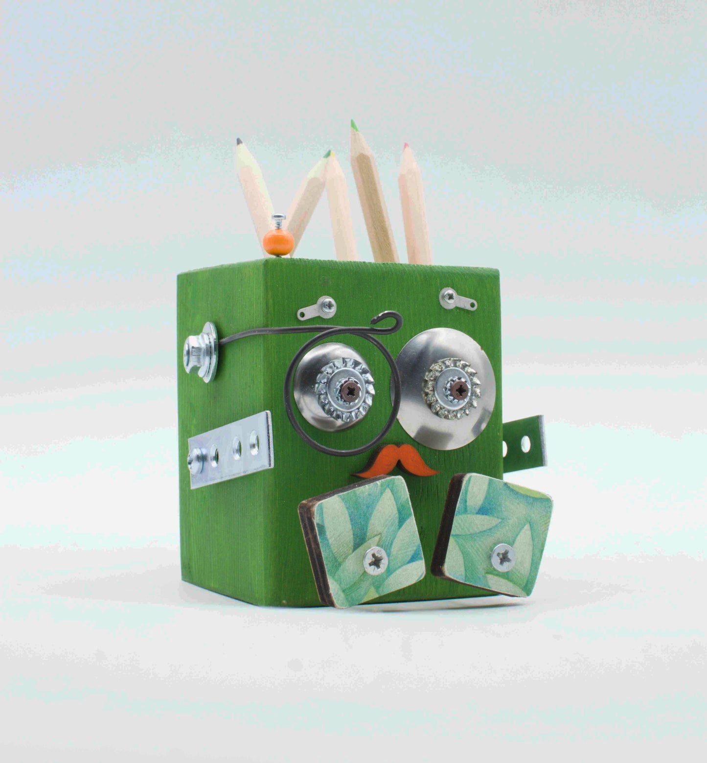 Portapenne a forma di robot fatto a mano verde menta con occhi a ingranaggi argentati baffi in legno e guance decorate