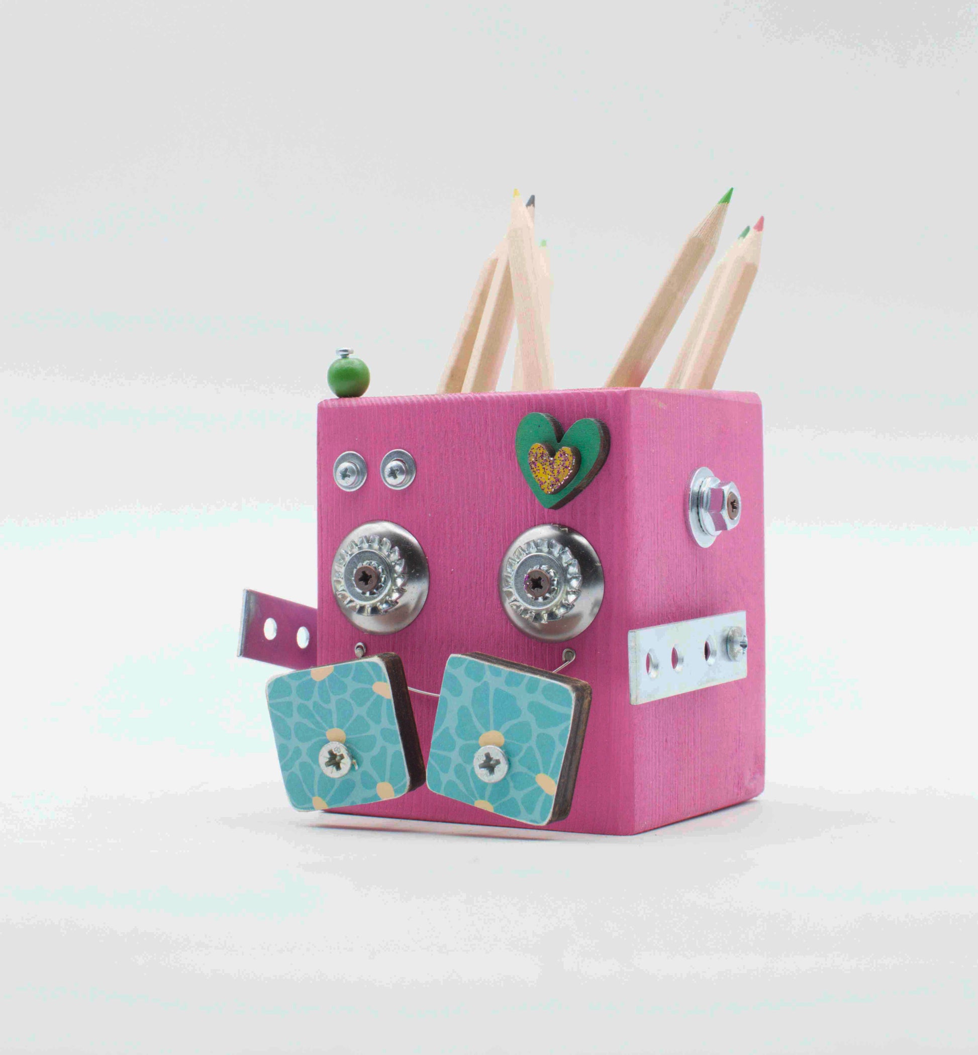 Portapenne robot fatto a mano in cubo rosa con dettagli e accessori argentati ideale per scrivania