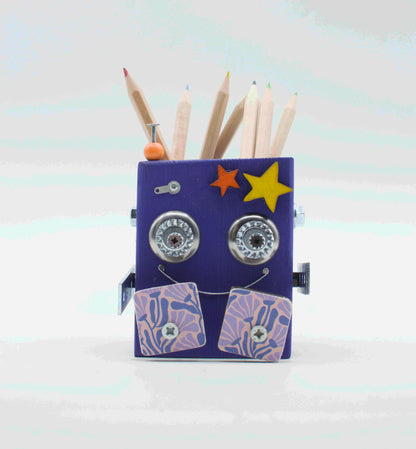 Portapenne a forma di robot viola fatto a mano con occhi a bottone argento, stelle e guance quadrate decorate