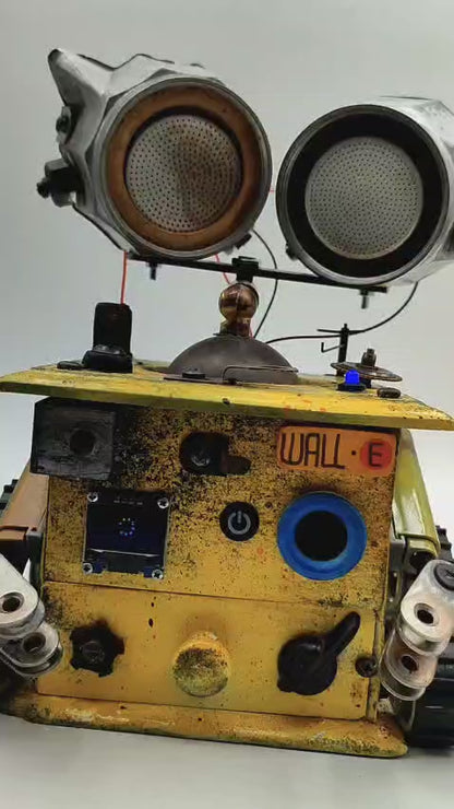 Robot lampada da tavolo stile "WALL E" fatta a mano
