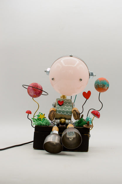 Lampada robot artigianale con cupola rosa traslucida corpo in metallo riciclato con motivi verdi e cuori rossi pezzo unico