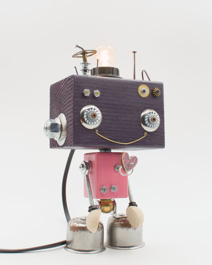 Lampada da tavolo robot beat steampunk con testa in legno scuro, occhi ingranaggi argento e corpo rosso metallizzato