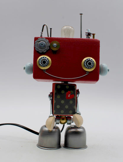 Lampada da tavolo robot beat steampunk con testa rettangolare color bordeaux occhi circolari in ottone e parti metalliche riciclate