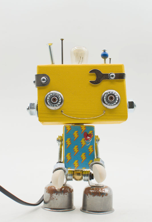 Robot lampada da tavolo beat gialla in legno con occhi metallici bocca a chiave inglese e piedi a campana fatta a mano
