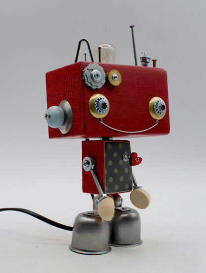 Robot lampada da tavolo BEAT con testa in legno rossiccio e dettagli in ottone fatta a mano per comodino