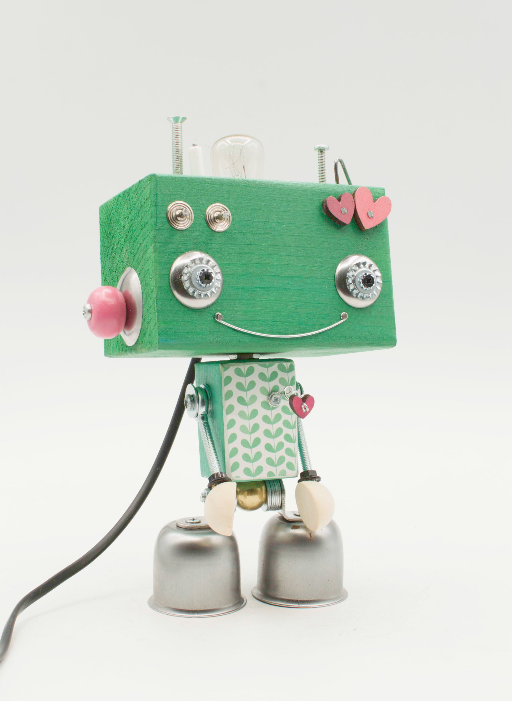 Robot lampada da tavolo beat verde in legno con occhi metallici e guance a cuore rosa fatta a mano per comodino