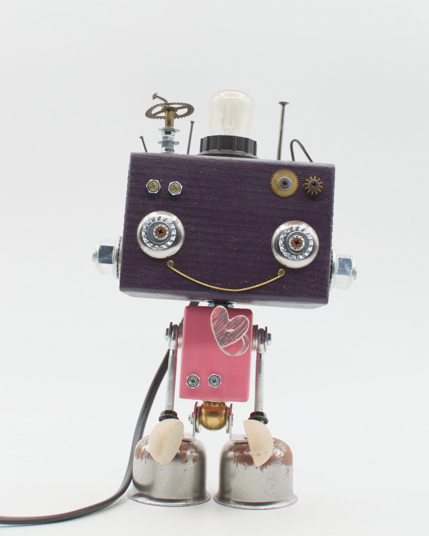 Robot lampada da tavolo beat stile steampunk nero e rosso con ingranaggi metallici e cuore vintage fatta a mano