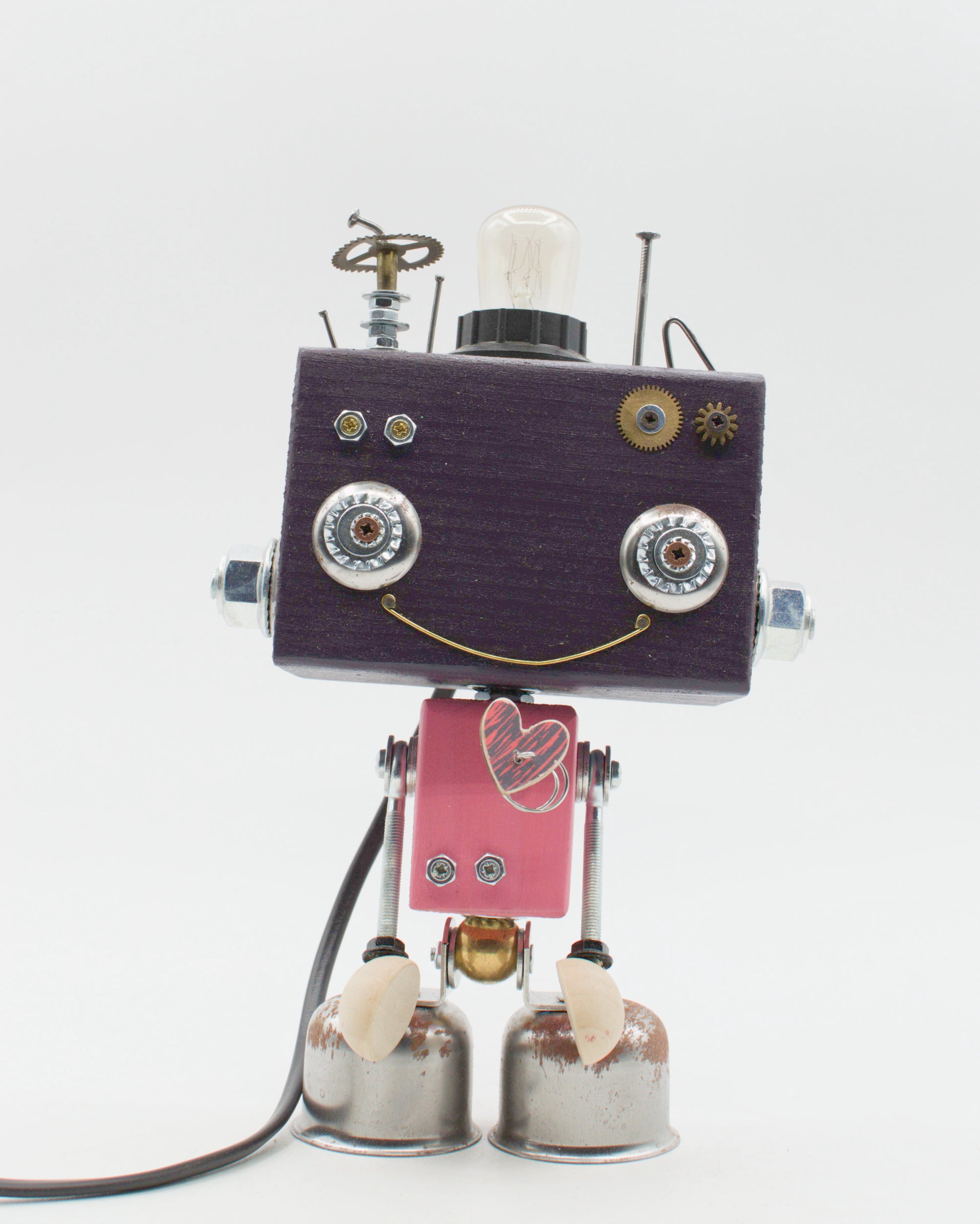 Robot lampada da tavolo beat stile steampunk nero e rosso con ingranaggi metallici e cuore vintage fatta a mano