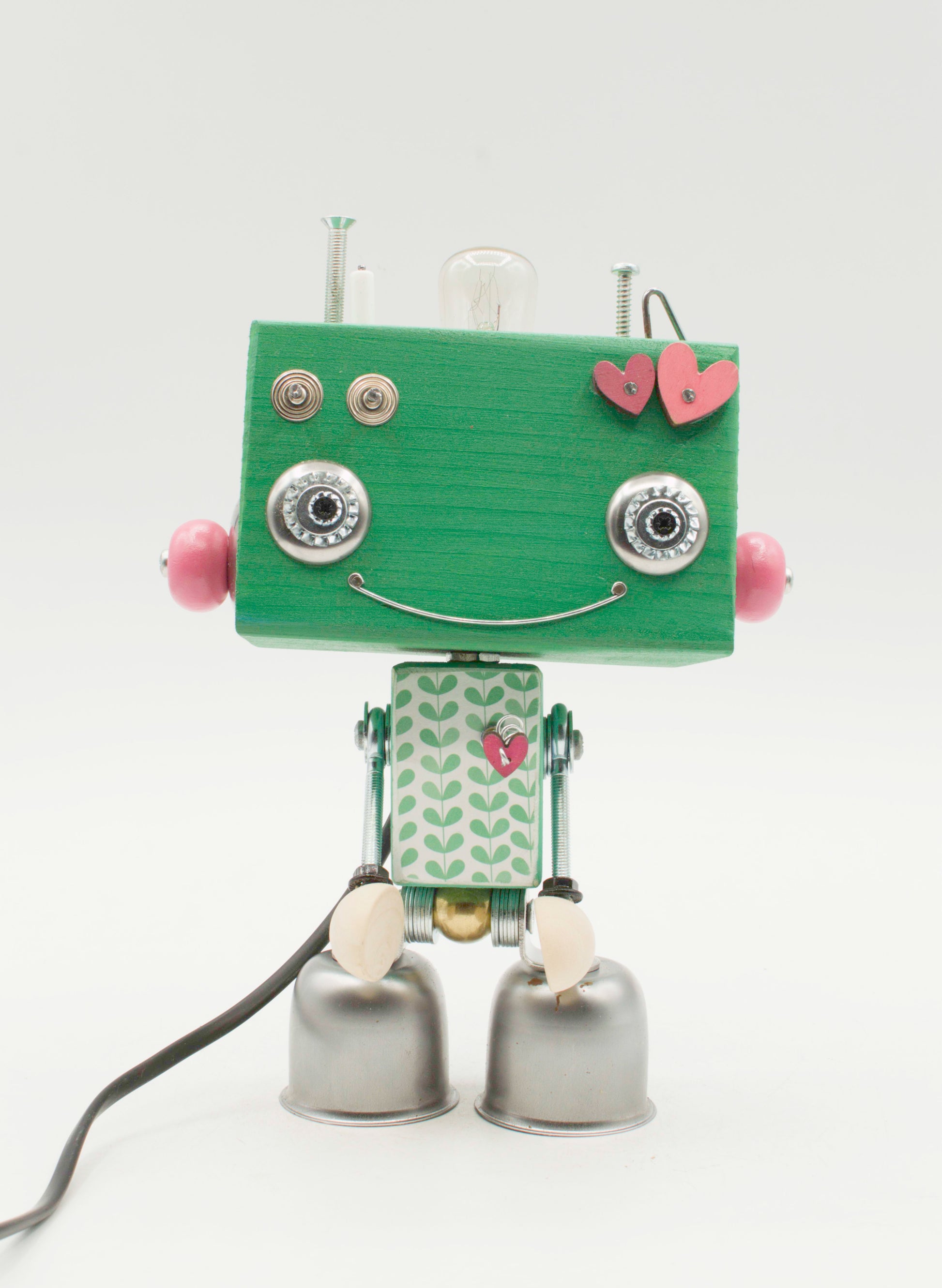 Lampada da tavolo robot verde in legno con occhi argento guance rosa e piedi metallici a campana fatta a mano