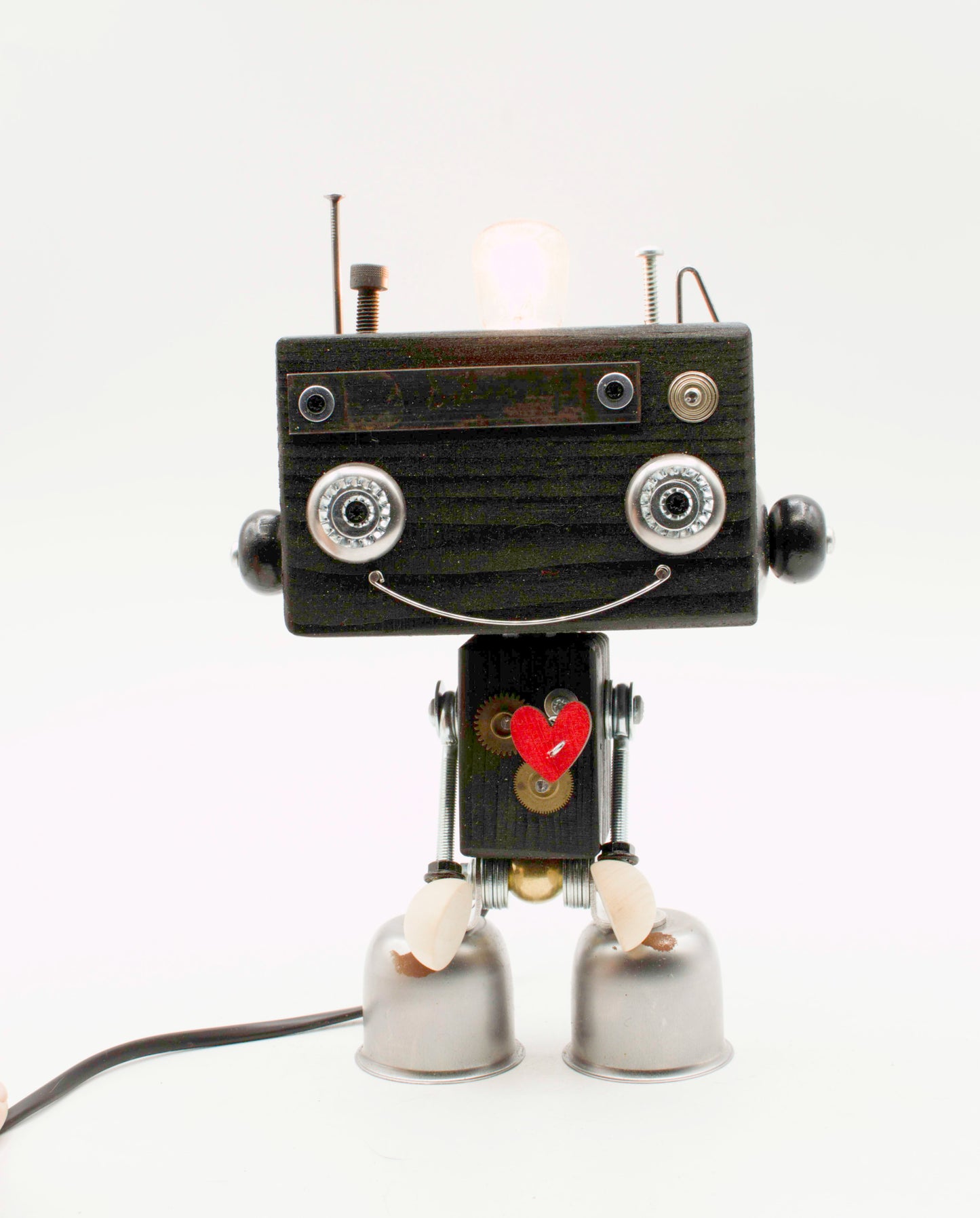 Lampada da tavolo robot beat nera con occhi circolari argento cuore rosso decorativo piedi a campana fatta a mano