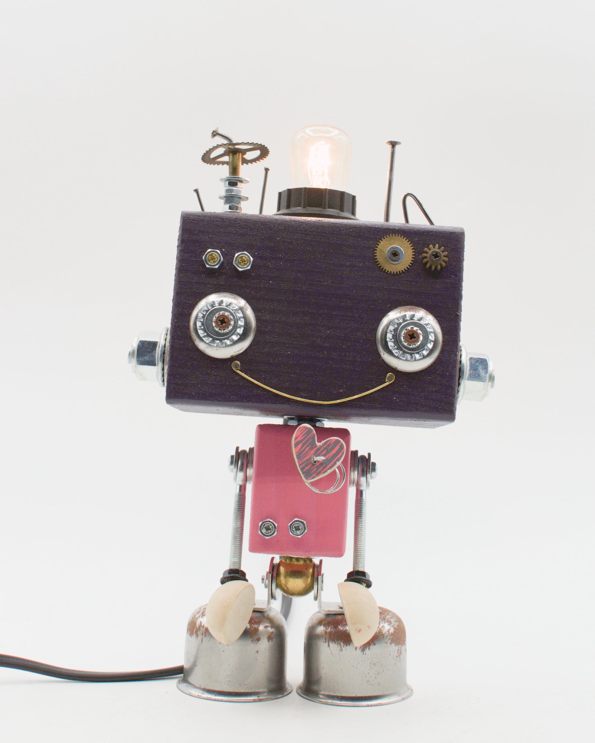Robot lampada da tavolo beat steampunk nero e rosso con occhi ingranaggi e corpo metallico fatta a mano