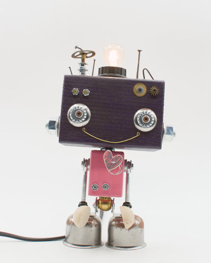 Robot lampada da tavolo beat steampunk nero e rosso con occhi ingranaggi e corpo metallico fatta a mano