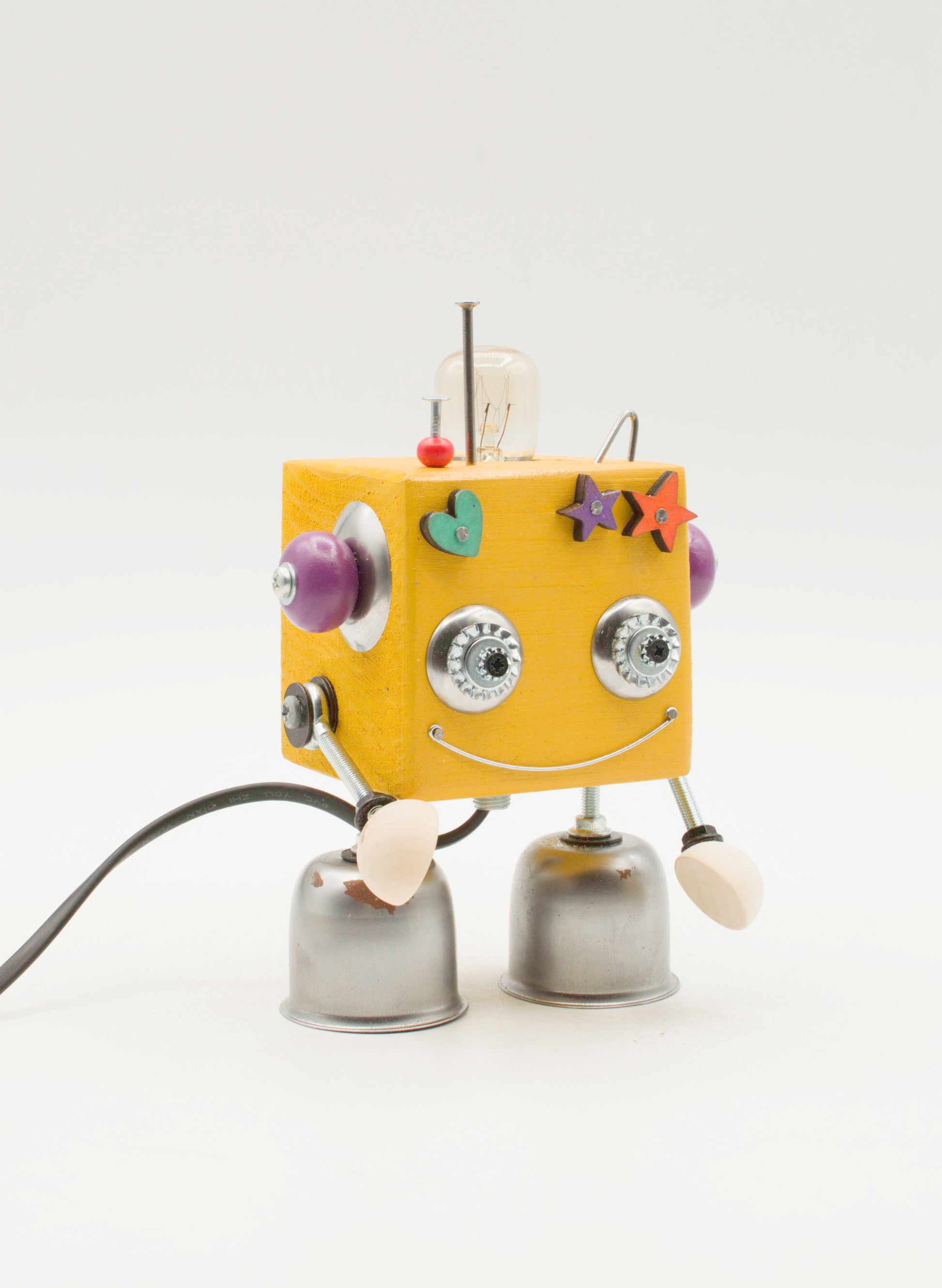 Lampada da tavolo cubot robot gialla a forma di cubo con manopole viola occhi metallici e gambe a campana fatta a mano