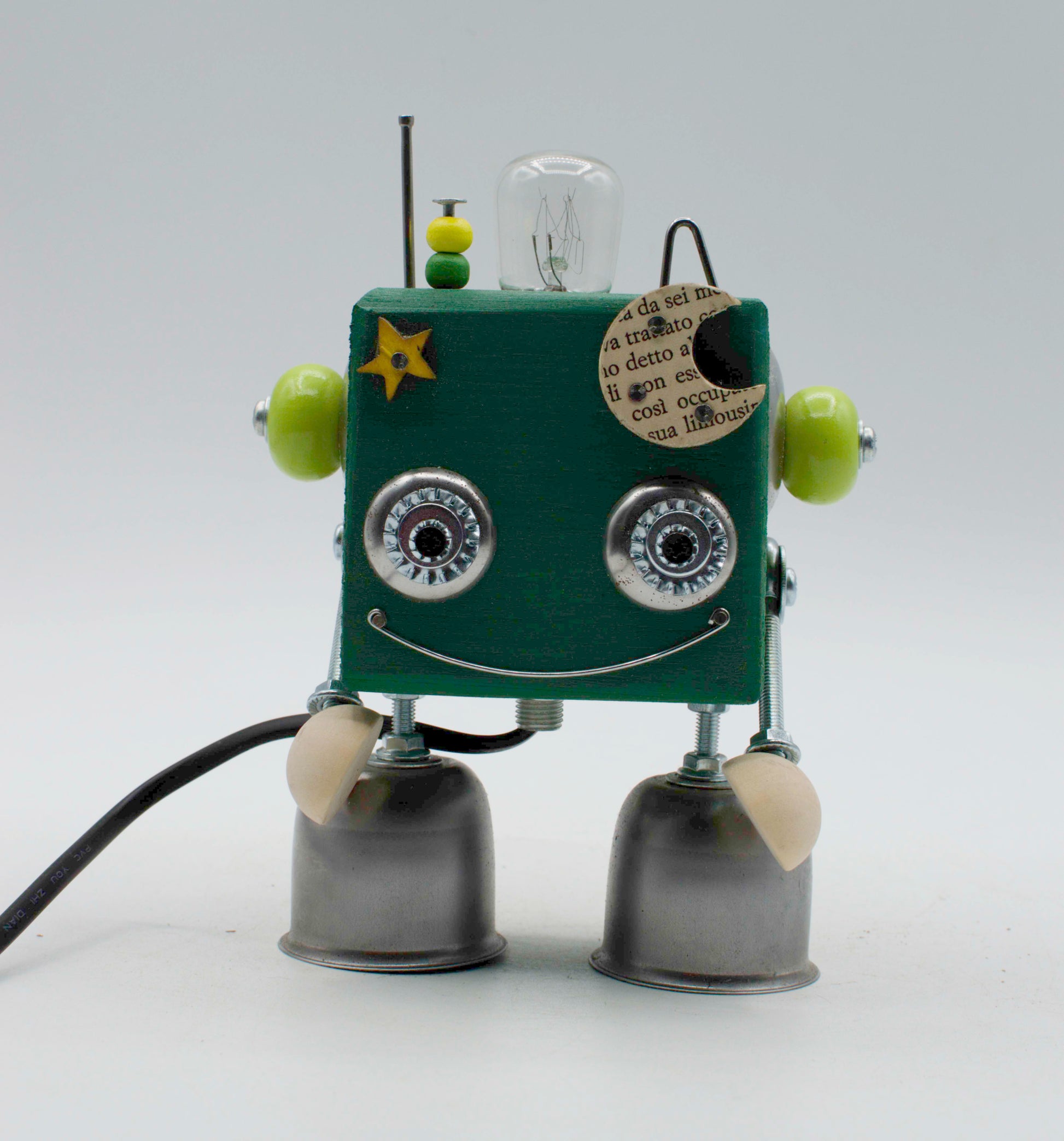 Graziosa lampada creata robot lampada da tavolo cubot con occhi metallici e testa in lampadina di vetro vintage verde