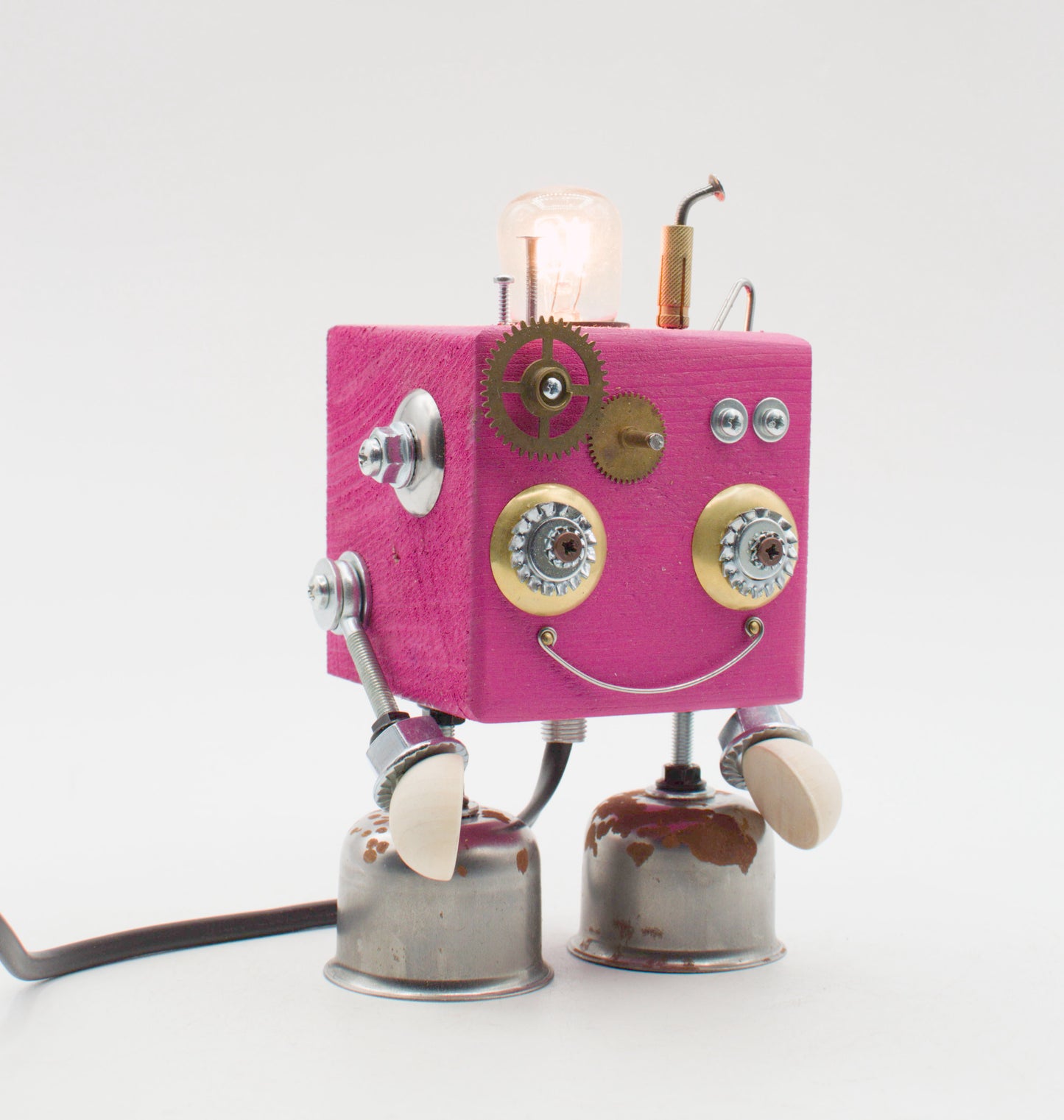 Robot lampada da tavolo cubot rosa steampunk con ingranaggi in ottone e bulbo luminoso fatta a mano