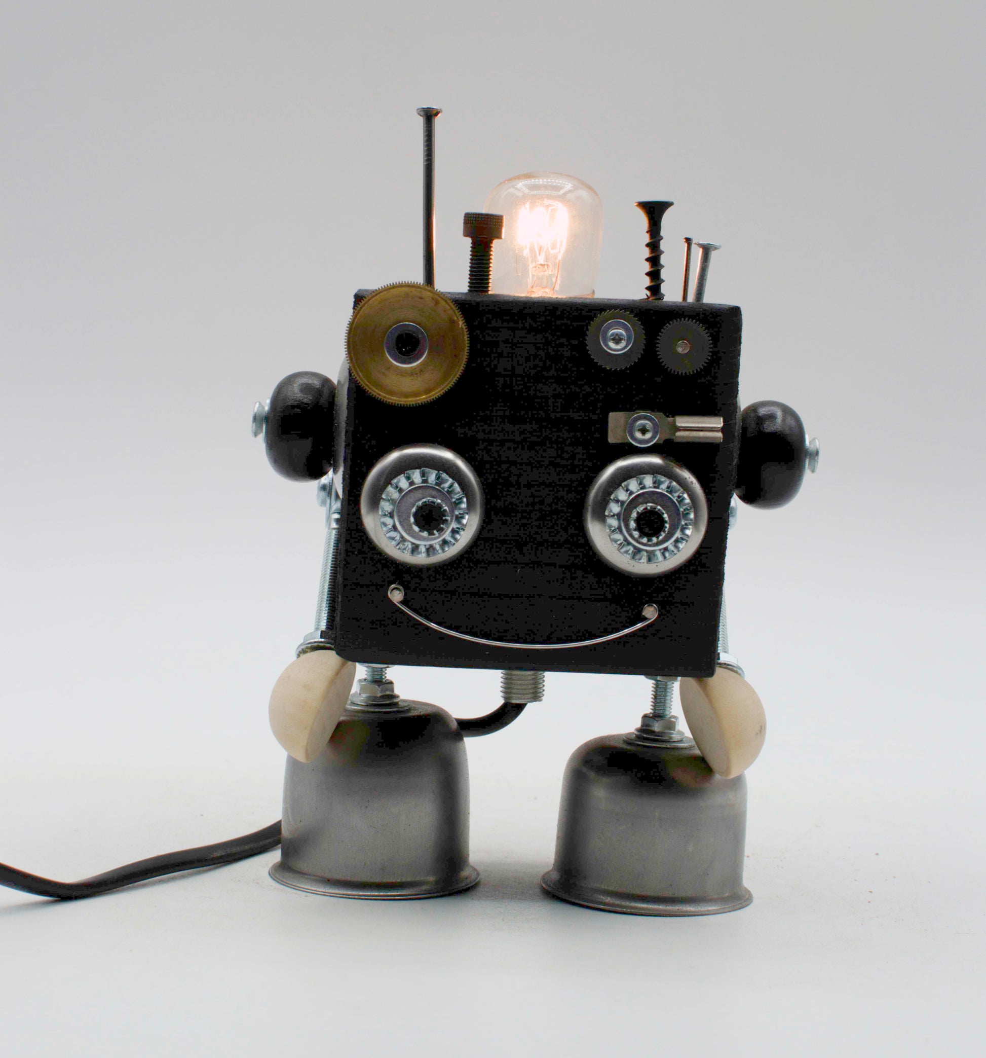 Robot lampada tavolo cubot con testa lampadina luminosa occhi metallici e piedi a campana comodino fatta a mano