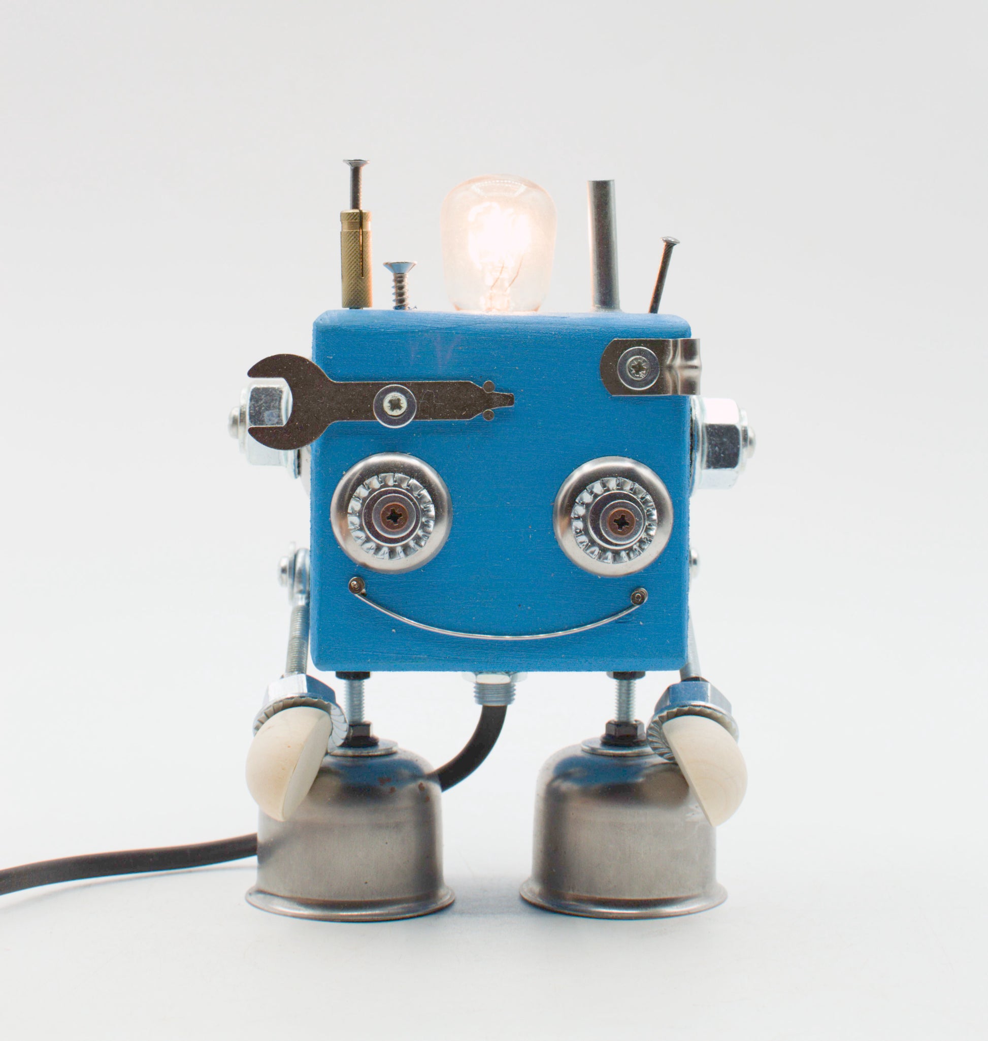 Lampada da tavolo cubot blu con bulbo luminoso metallici e braccia a chiave inglese fatta a mano per comodino