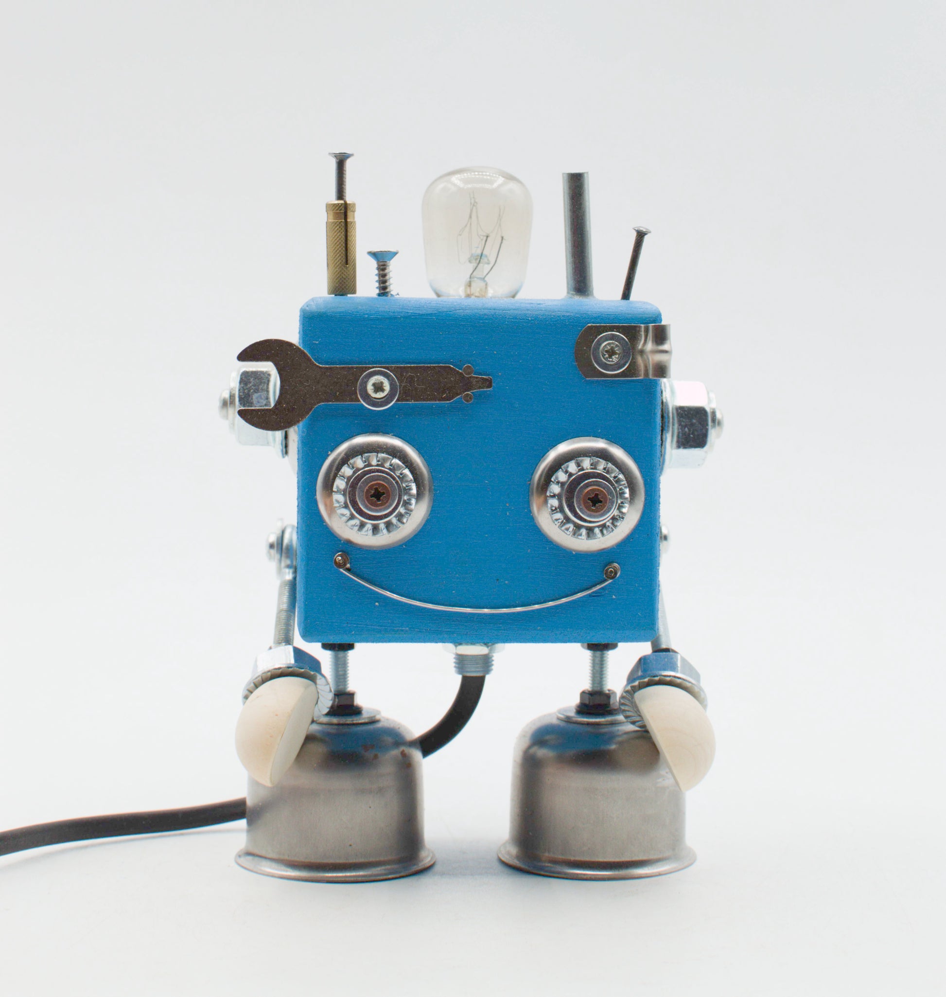 Lampada da tavolo cubot blu con occhi metallici, bocca chiave inglese e piedi a campana fatta a mano