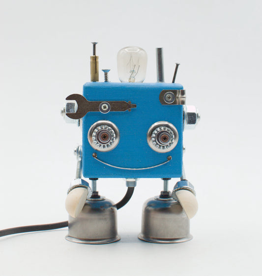 Lampada da tavolo cubot blu con occhi metallici, bocca chiave inglese e piedi a campana fatta a mano