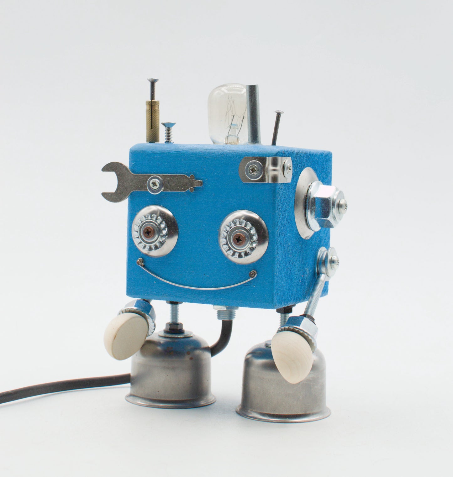 Lampada da tavolo cubot robot blu a forma di cubo con occhi metallici bocca chiave inglese e piedi a forma di campana fatta a mano