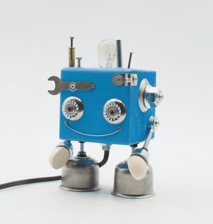 Lampada da tavolo cubot robot blu a forma di cubo con occhi metallici bocca chiave inglese e piedi a forma di campana fatta a mano