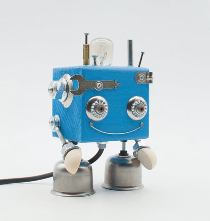 Lampada da tavolo robot cubot blu fatta a mano con occhi metallici, bocca a chiave inglese e piedi a campana