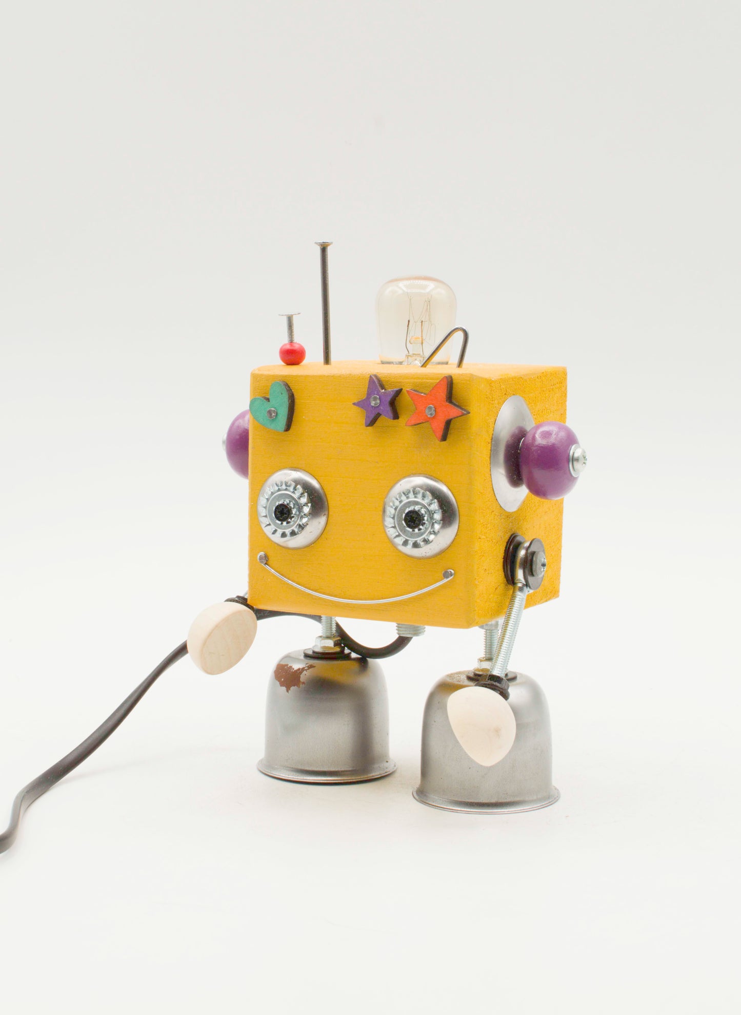 Lampada da tavolo cubot gialla a forma di cubo con occhi viola sferici e decorazioni a stelle colorate fatta a mano