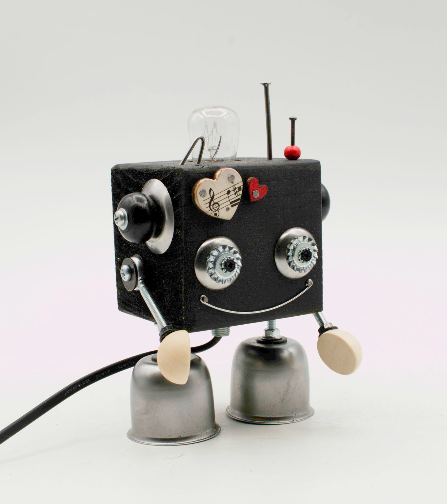 Robot lampada da tavolo cubot nero con ingranaggi metallici per occhi e piedini a campana fatta a mano
