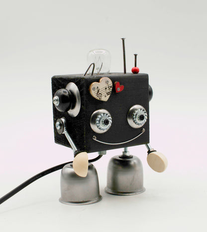 Robot lampada da tavolo cubot nero con ingranaggi metallici per occhi e piedini a campana fatta a mano