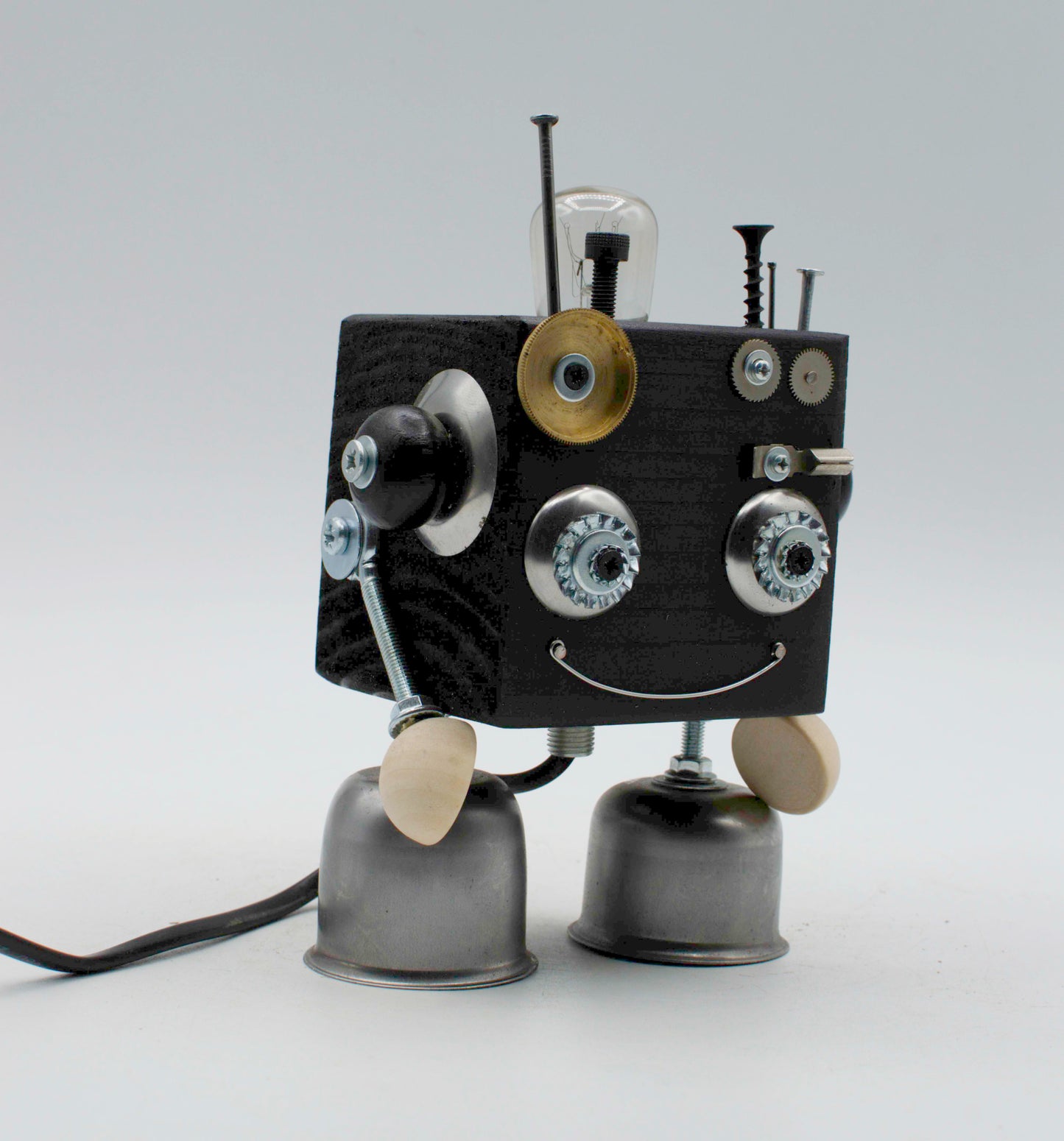 Robot lampada da tavolo cubot con corpo nero, ingranaggi in ottone e argento e piedi a campana comodino fatta a mano