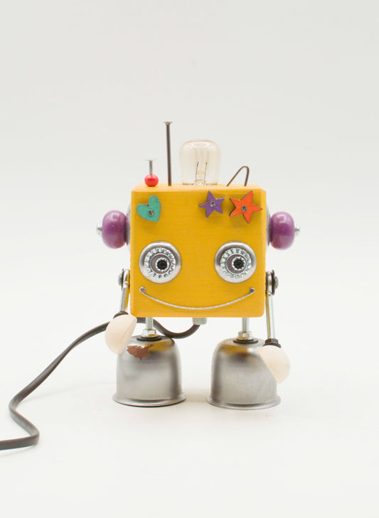 Lampada da tavolo cubot robot retrò gialla con orecchie viola occhi metallici e piedi a campana fatta a mano