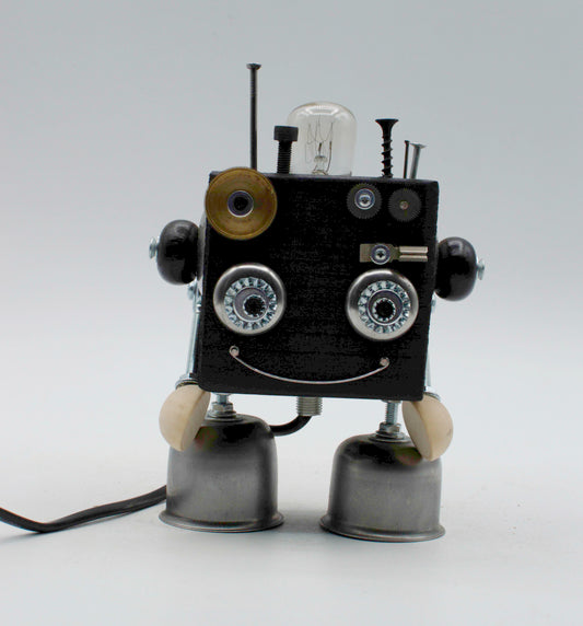 Robot lampada da tavolo cubot in stile retrò nero con occhi metallici testa a bulbo di vetro e piedi a campana comodino fatta a mano