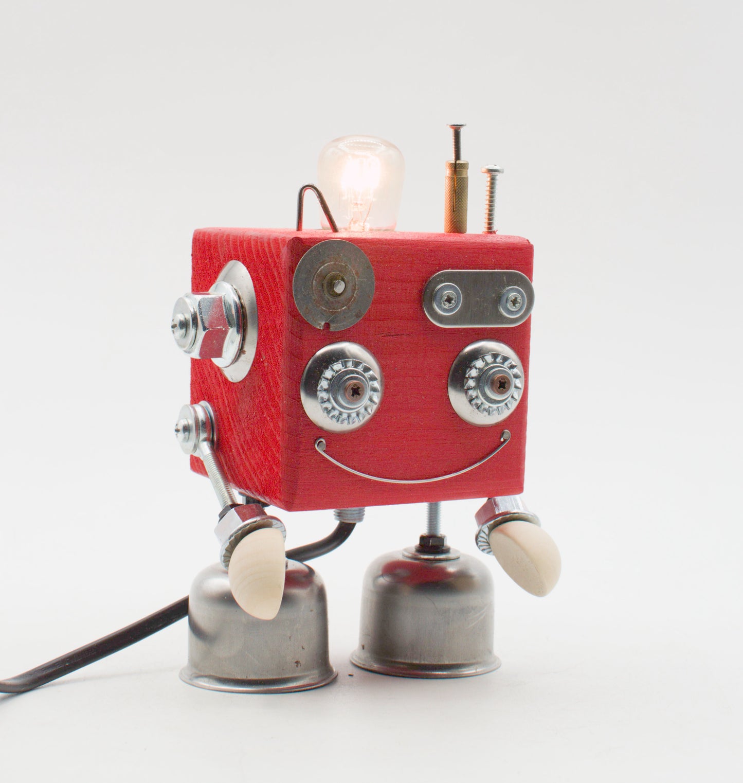 Lampada da tavolo cubot rossa in legno con occhi metallici e piedi a campana fatta a mano per comodino
