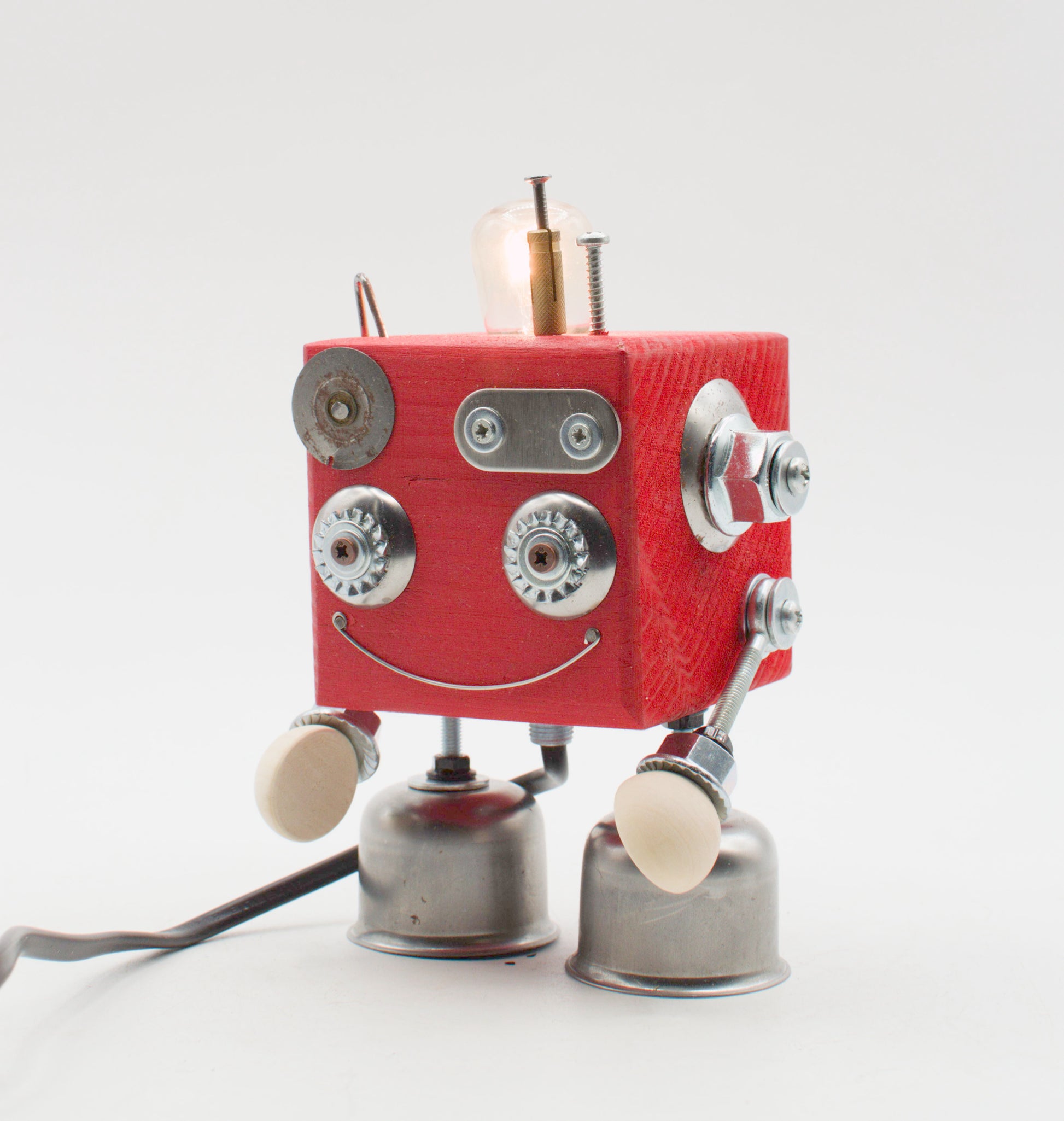 Lampada da tavolo cubot robot rossa fatta a mano con occhi metallici bocca a filo sorridente e piedi a campana